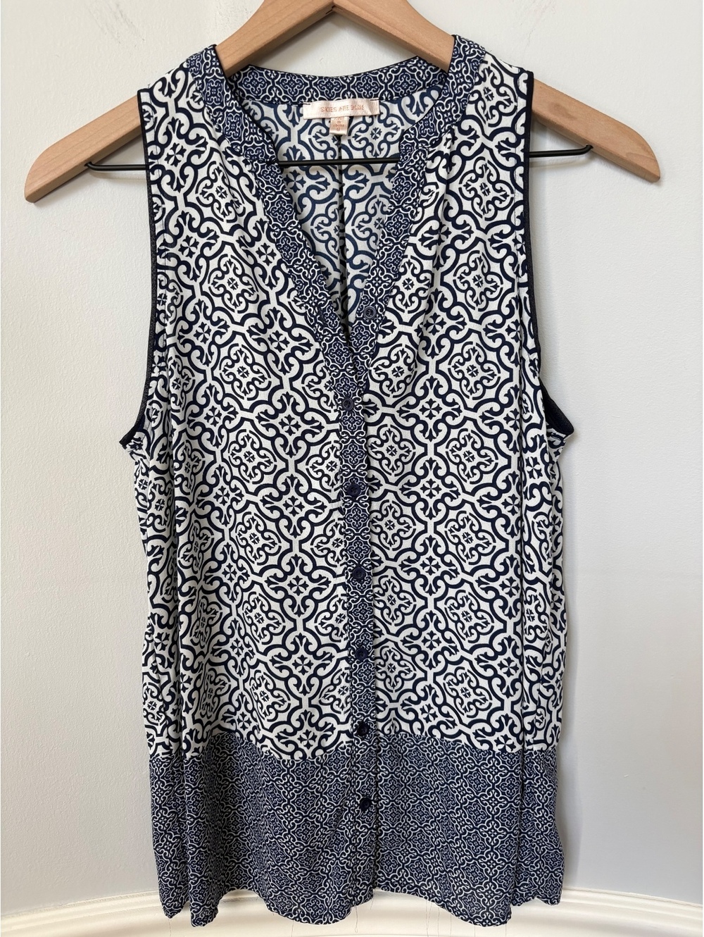 Skies Are Blue Women's Sleeveless Button-Front Blouse Size 8 Navy and White Geom